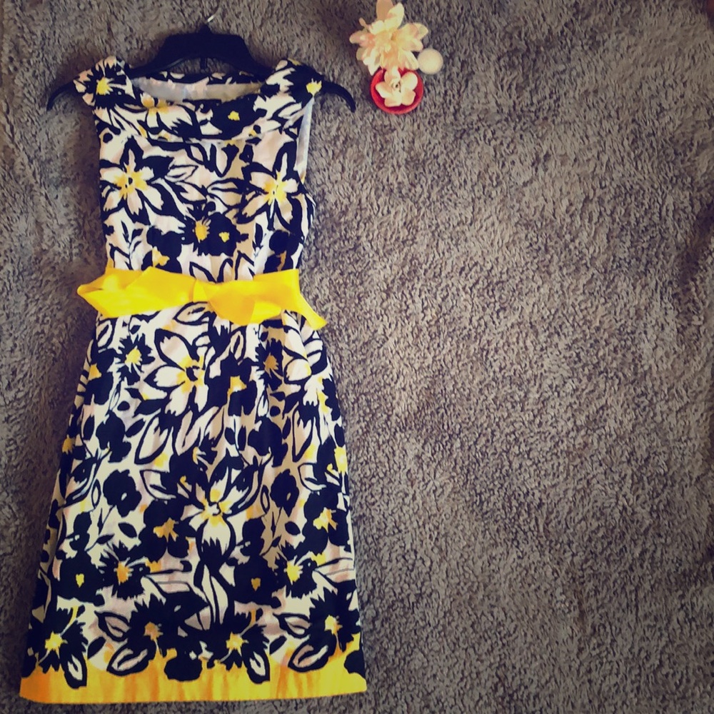Gorgeous floral 🌻 spring/ summer fitted dress